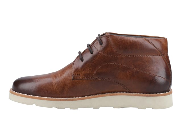 Hush Puppies Kennedy Leather Memory Foam Mens Boots The Hush Puppies Kennedy Boots are the perfect blend of smart and casual, ideal for daily wear. Featuring a premium leather upper and a soft, padded collar, these boots offer a refined look with cozy comfort. The lace-up design provides a secure fit, while the memory foam leather insole delivers cushioning to keep your feet comfortable all winter. With a lightweight EVA outsole and classic stitched rand detail, the Kennedy Boots are a versatile addition to any wardrobe.
- Leather upper
- Soft padded collar
- Lace up closure
- Breathable textile lining with leather collar
- Memory foam comfort leather insole
- Lightweight EVA outsole with stitched rand detail
- Hush Puppies branded