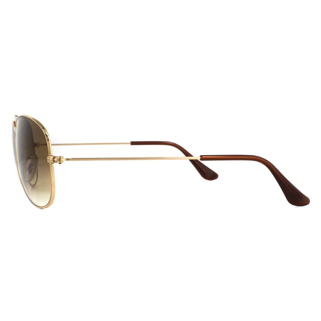 Ray-Ban Zonnebril Cockpit 3362 001/51 Goudbruin Gradiënt 59 mm zijn een kleinere en meer discrete interpretatie van de Aviator 3025. De Ray-Ban Cockpit is een geavanceerd ontwerp dat de meeste gezichtsvormen complimenteert en een dun draad metalen frame en een kleinere scheurvormige vorm heeft lenzen dan de 3025. Siliconen-tempelpunten bieden comfort verstelbare neuskussens bieden een aangepaste pasvorm voor het hele daggebruik.