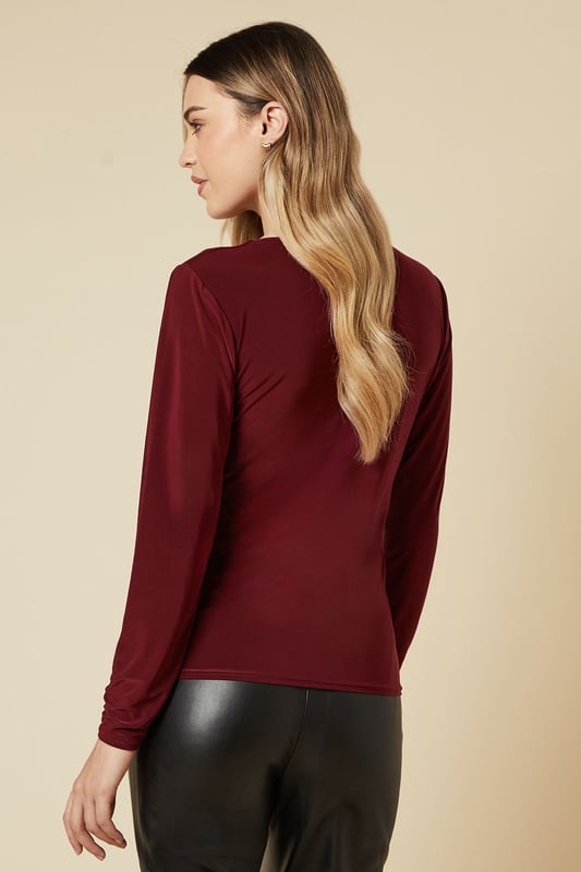 Sleek double layer design for added dimension
        Flattering square neckline
        Long sleeves for versatile styling
        Figure-hugging slinky fabric
        Ideal for various going-out occasions
    
    This Dorothy Perkins double layer slinky top is a versatile piece that effortlessly transitions from day to night. The square neckline adds a touch of sophistication, while the long sleeves offer coverage and adaptability for different settings. Perfect for the fashion-conscious woman in her 30s, this top strikes the right balance between trendy and tasteful. Style it with leather-look trousers and ankle boots for a chic evening ensemble, or pair it with high-waisted jeans and trainers for a casual brunch with friends. The slinky fabric drapes beautifully, creating a flattering silhouette that's both comfortable and stylish. Whether you're heading to a baby shower or meeting friends for drinks, this top will have you looking polished and put-together for any social occasion.