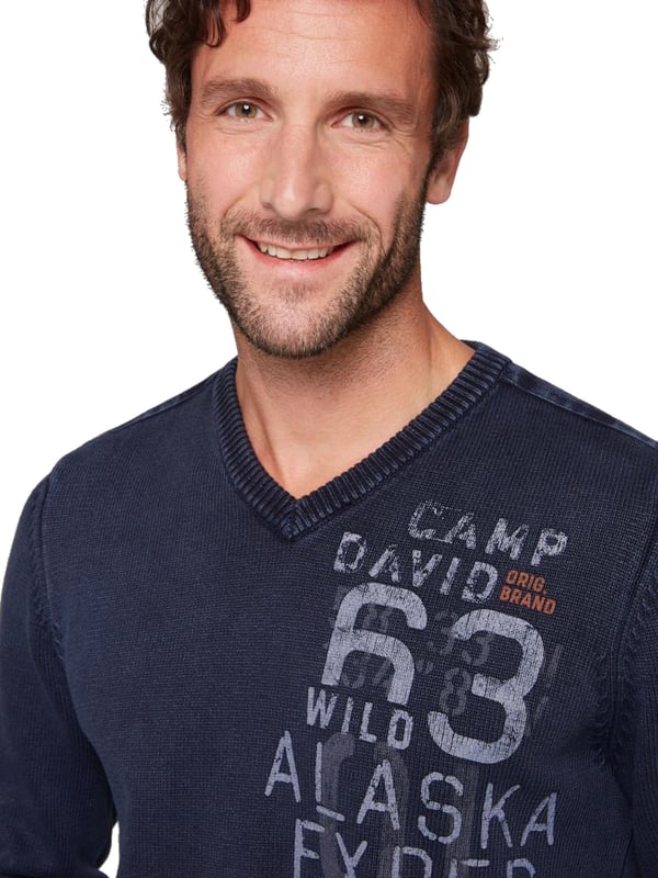 Deze gebreide herentrui is onmisbaar in je garderobe. Het heeft een normale pasvorm en is gemaakt van hoogwaardig materiaal en biedt een hoog niveau van comfort. De trui heeft een V-hals met geribde boorden. Ook de manchetten en zoom hebben een geribbelde look. Het stone-washed design geeft de trui een heel bijzondere uitstraling. Prints op de voorkant en de hals geven de trui een visueel hoogtepunt. Een labelpatch boven de zoom maakt het ontwerp compleet.