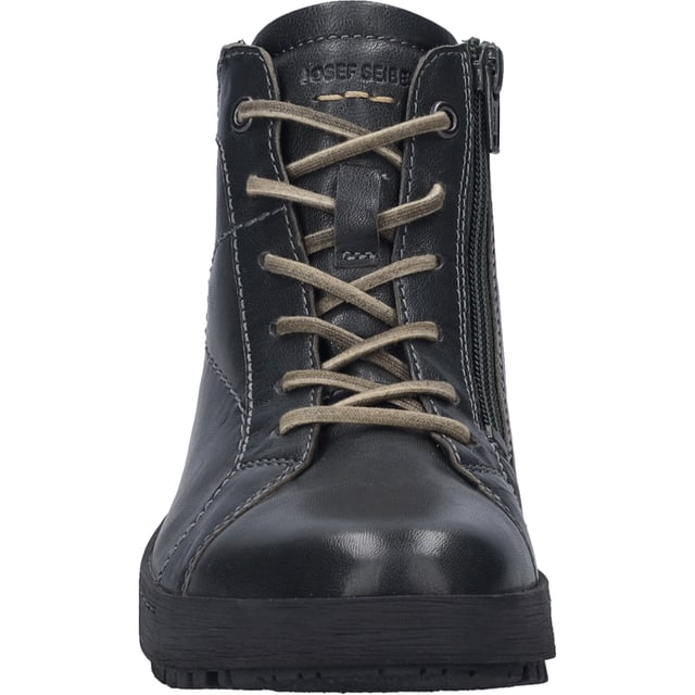Descubra la elegancia y el confort excepcional de los botines Anna 03 de JOSEF SEIBEL. En color granito, este modelo es una obra maestra atemporal que no puede faltar en ningún armario. Fabricado en piel de cabra de alta calidad, este botín no sólo tiene un aspecto atractivo, sino también una longevidad que se nota. Gracias a su cómodo ancho H, este zapato es ideal para pies más anchos, prometiendo una comodidad inigualable y no restringiendo tus actividades a lo largo del día. Tanto para pasear al aire libre como para acompañarte en tus aventuras urbanas, siempre lucirás una figura elegante con las Anna 03. El cálido forro textil garantiza que tus pies permanezcan cómodos y calientes incluso en los días más fríos. La suela Rubflex no sólo destaca por su color gris, sino también por su flexibilidad y durabilidad, que aportan ligereza a cada paso. El mecanismo de cierre con cordones permite adaptar el zapato al pie y favorece el movimiento natural del pie. La colección Spirit of Nature, a la que pertenece el modelo Anna 03, es sinónimo de estilo y confort y de un diseño con un fuerte carácter, que se acentúa aún más con las costuras tradicionales hechas a mano. El cosido Strobel, una técnica de unión tradicional, mejora la estabilidad del zapato y demuestra la artesanía que se siente a cada paso. Con el Anna 03 de JOSEF SEIBEL, usted elige algo más que un zapato. Está eligiendo una pieza de tradición y calidad que se aleja de la moda rápida. Este modelo no sólo le acompañará durante el invierno, sino que también será un compañero intemporal en todas sus aventuras.