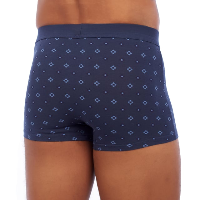 Pack de 2 bóxers para hombre de Kisses&Love, confeccionados en algodón de alta calidad para ofrecer estilo, confort y funcionalidad en el día a día.

Características:

- Diseño: Modelos clásicos y estampados que combinan estilo y versatilidad.
- Tejido: Mezcla de algodón transpirable que favorece la evaporación del sudor y una óptima circulación del aire, manteniendo una sensación de frescor prolongada.
- Cinturilla: Goma elástica extra suave con el nombre de la marca para un ajuste cómodo y seguro.
- Confort: Frontal anatómico que sujeta sin apretar, ofreciendo soporte ideal durante todo el día.
- Durabilidad: Algodón resistente al desgaste y la deformación, incluso tras numerosos lavados.

Perfectos para quienes buscan ropa interior práctica y cómoda, estos bóxers son también una opción ideal como regalo para ocasiones especiales como cumpleaños, Navidad o aniversarios.

¡Elige estilo, calidad y confort con Kisses&Love y date un capricho!
 Composición: 95% Algodón, 5% Elastano
 Cuidados:
Lavar a temperatura máxima 30º.
Secar a temperatura baja.
No usar lejía.
No planchar.
No lavar en seco.