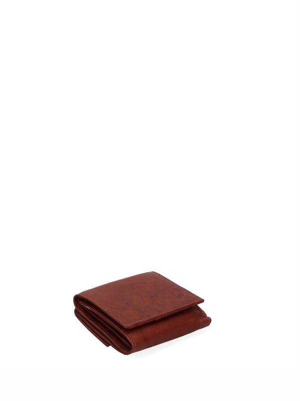 Cartera de hombre. El cierre es con botón de presión. Los bolsillos internos son tarjeteros y porta billetes. Los bolsillos exteriores son uno trasero con clip. Falta la correa para el hombro. Falta el mango. Hay un compartimento interno. El material exterior es 100% Piel Auténtica. Internamente está forrado en piel auténtica. Medidas: 8x10x3 cm. Producto de moda