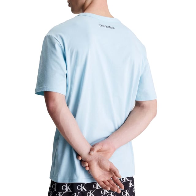 Mens Calvin Klein Lounge T- Shirt in blue.- Crewneck.- Short sleeves.- Signature tape inside the collar.- Iconic Calvin Klein monogram logo on the chest.- Regular fit.- Ref: 000NM2399ECAV