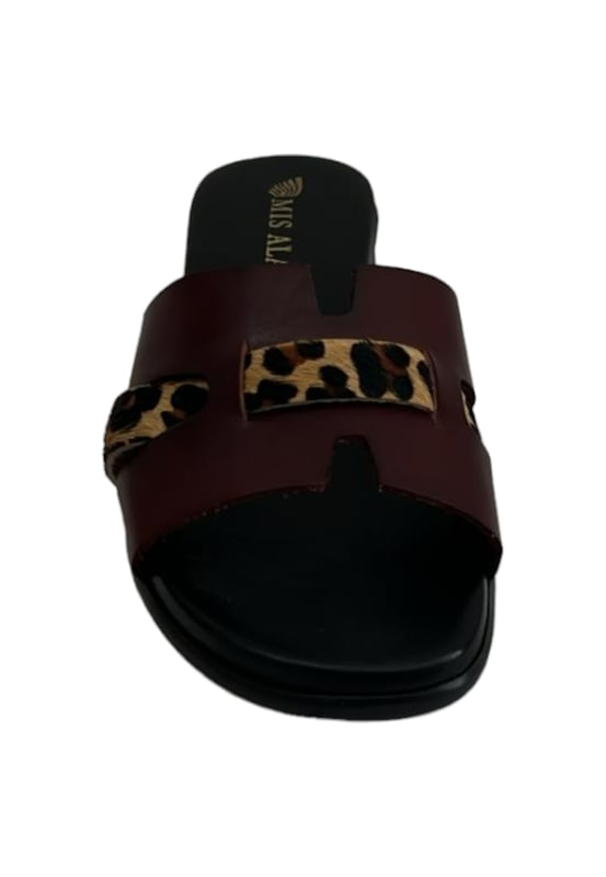 Sandale mit Slingback und Absatz, mit Spitze im Ristbereich und aufgedrucktem Riemendetail. Sie hat eine bequeme Sohle und eine rutschfeste Sohle.