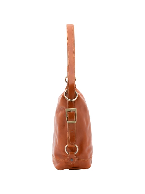 Bolso tipo bombonera para mujer. El cierre es con cremallera. Los bolsillos internos son uno con cremallera. Los bolsillos externos están ausentes. La bandolera es ajustable en piel. Falta el mango. Hay un compartimento interno. El material exterior es auténtica piel de vacuno. Internamente está forrado en algodón. Medidas: 34x33x15 cm. Hecho en Italia