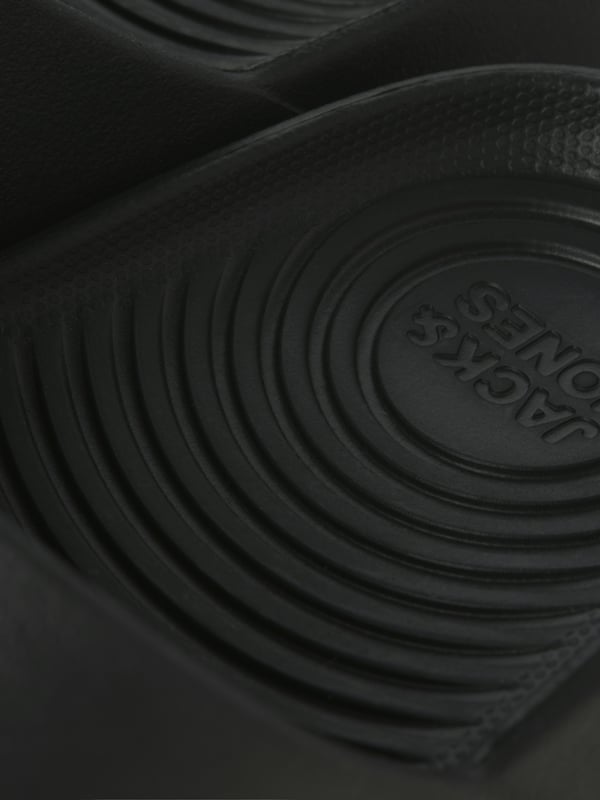 Jack & Jones schoenen Deze Jack & Jones loafers combineren een casual design met maximaal comfort - perfect om elke dag te dragen! Dankzij het ontwerp met open teen en de eenvoudige effen kleur kunnen ze op verschillende manieren worden gecombineerd en zijn ze geschikt voor elke gelegenheid. De schoenen kunnen snel en moeiteloos aan- en uitgetrokken worden zonder vervelende sluitingen, waardoor ze de ideale metgezel zijn voor ontspannen dagen. De hoogwaardige afwerking maakt ze comfortabel om te dragen, terwijl het lichtgewicht materiaal zorgt voor een luchtig gevoel. Of je nu thuis bent, door de stad slentert of op vakantie gaat - deze slip-on schoenen bieden comfort en stijl in één!