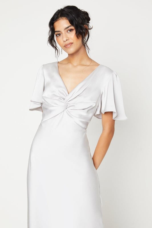 Made from satin, this elegant midi dress is not only stylish but also comfortable to wear. Whether you're attending a party or going out with friends, this dress will make you stand out. It's also a great option for bridesmaids, adding a touch of sophistication to any wedding.