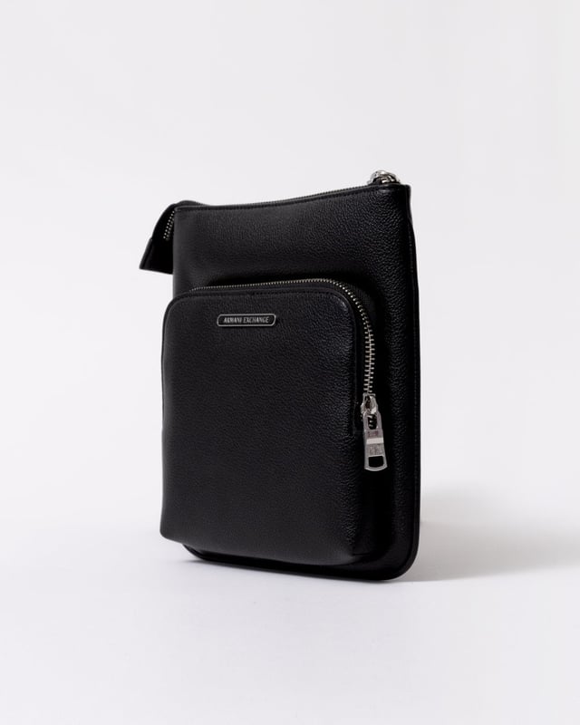 Shoulder bag made of durable eco-leather with zip closure, external zip pocket and metal logo detail. Adjustable and removable shoulder strap.

Shoulder bag
Zip closure
External zip pocket
Embossed logo
Adjustable and removable shoulder strap
Dimensions: 22 x 3 x 21 cm

Fabric: 100% polyester; outside coating: 100% polyurethane; lining: 100% polyester