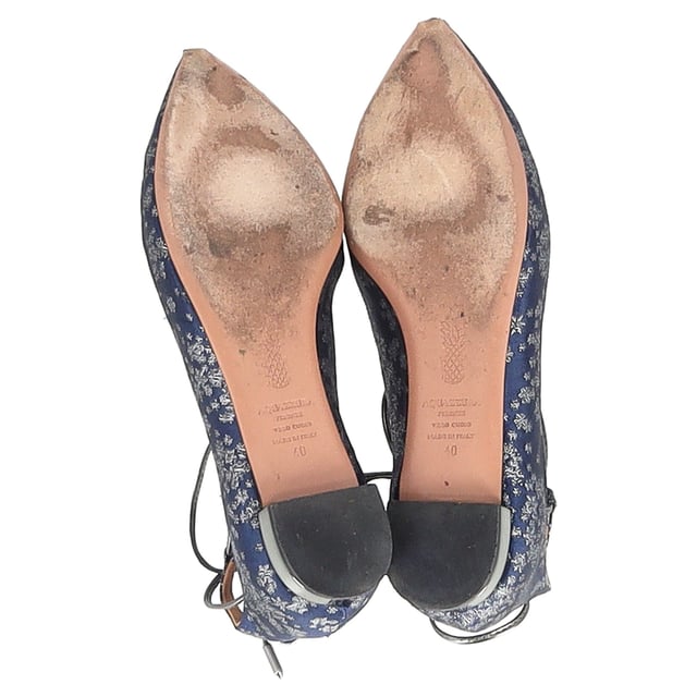 VINTAGE, RRP AS NEW
Indulge in sophisticated charm with the Aquazzura Christy Ballet Flats in Floral Navy Blue Leather. Crafted from luxurious navy blue leather adorned with floral patterns, these flats offer a blend of elegance and whimsy. The iconic lace-up design and pointed toe silhouette create a flattering and feminine look, perfect for both casual outings and special occasions.

Aquazzura Christy Ballet Flats in Floral Navy Blue Leather
Condition: Very good
Signs of wear: Include Box., Minor markings, Lightly used but very well maintained. Minor mark at soles & creasing, light scuffing at the soles and heels.
Packaging: Box, Dust bag
Color: Blue | navy blue
Material: 
Size: EU/IT40, US10, UK8
Measurements: Insole length: 310
SKU: NAPPUGBSH370340W