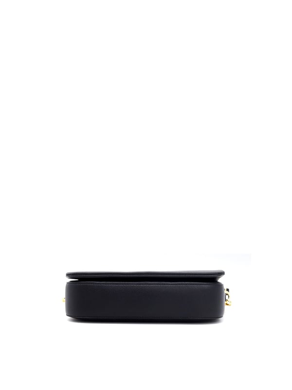 Bolso bandolera para mujer. El cierre es con botón magnético. Los bolsillos internos son uno con cremallera. Los bolsillos externos están ausentes. La bandolera es ajustable y extraíble en ecopiel. El asa es extraíble en ecopiel. Hay un compartimento interno. El material exterior es ecopiel. Internamente está forrado en poliéster. Medidas: 28x17x8 cm. Producto de moda