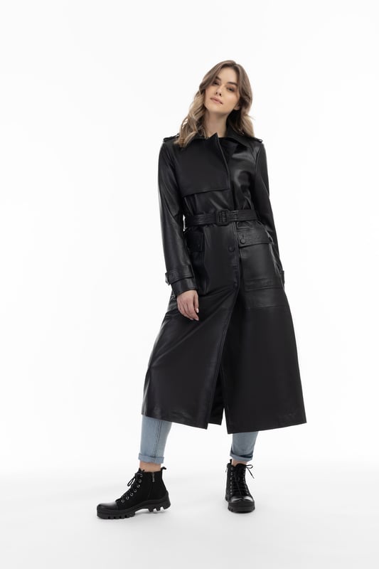 De leren jas van DreiMaster Vintage is ontworpen in trench-stijl en heeft een bijzonder elegante rock-chique uitstraling. Het lang gesneden model met tailleriem van hetzelfde materiaal is gemaakt van zacht lamsleer, waarbij de schouderbanden, omslagkraag en grote opgestikte klepzakken voor modieuze accenten zorgen.  Jas