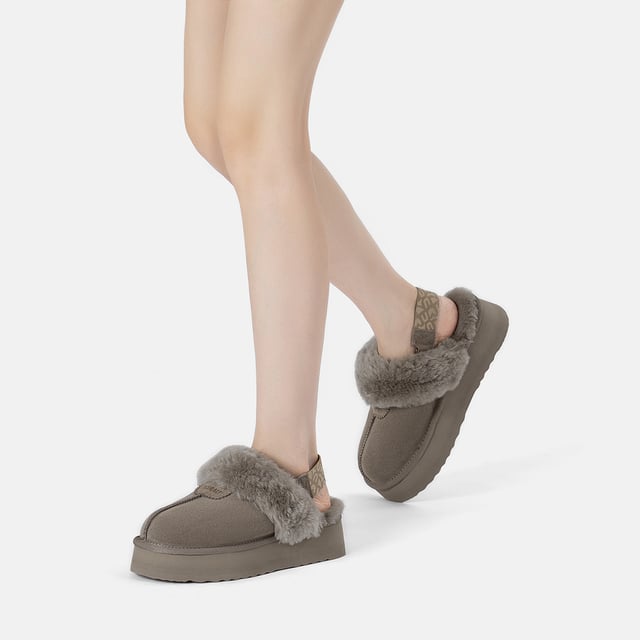 With maximum coziness and a bit of lift. Experience the fashion-forward appeal of the Wagtail Slippers. Featuring cow suede upper treated with a water resistant coating. The added feature of a removable strap means the option of wearing them with or without, which is great for that extra flexibility with your outfit pairings.
Specification:
Suede Upper
Warm Sheepskin Wool Lining
Soft Sheepskin Wool Insole
EVA Sole
Technologies:
Water & Stain Resistance Upper
Slip Resistance Outsole