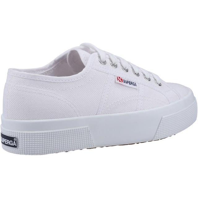 Die Evolution einer Ikone. Diese Superga 2740 Sneaker heben die charakteristische Unisex-Silhouette mit einer 3,5 cm flachen Sohle hervor - ein leichtes und bequemes, schmeichelndes Detail, das der Design-DNA der Marke treu bleibt.