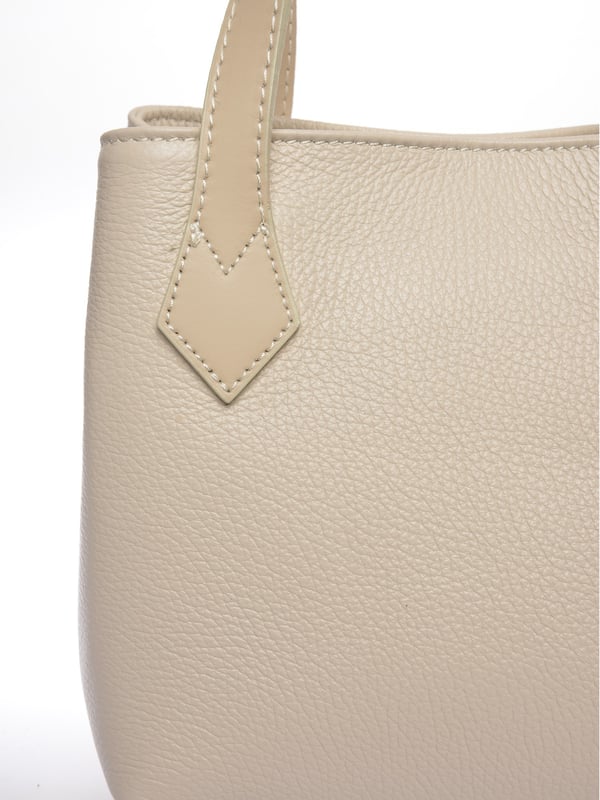 Bolso 
100% cuero de vaca 
Cierre superior con cremallera 
Bolsillos internos con cremallera 
Dimensiones: 19x22x12 cm 
Asa: 27 cm 
Correa de hombro: 105 cm