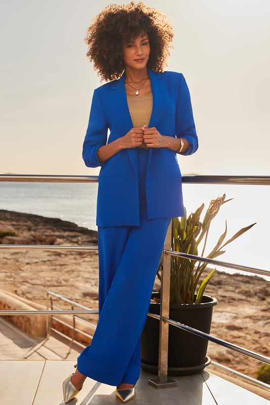 Prepare to turn heads
Cut for an on-trend relaxed fit
Outfit-elevating ruched sleeve detail
Flattering single-breasted fastening
Style with the matching trousers for maximum impact
Add a white top to make the cobalt really pop