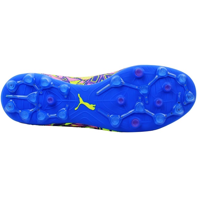 Botas de fútbol multicolores Puma Future Ultimate Energy MG para hombres, meticulosamente diseñadas para encender tu juego con energía explosiva y un rendimiento sin igual en superficies de terreno mixto (MG). Estas botas combinan tecnología de vanguardia con elementos de diseño vibrantes para hacer una declaración audaz en el campo.

Características clave:

Sistema de Retorno de Energía: Las botas Future Ultimate Energy MG están equipadas con un innovador Sistema de Retorno de Energía que maximiza la capacidad de respuesta y la agilidad. Con cada paso, la energía se transfiere de manera eficiente al jugador, proporcionando un efecto similar a un resorte para una aceleración explosiva y movimientos dinámicos.

Ajuste Adaptativo: Estas botas cuentan con un sistema de ajuste adaptativo que se moldea a los contornos únicos de tu pie, asegurando un ajuste personalizado y seguro. Este diseño adaptativo maximiza la comodidad y la estabilidad, permitiendo a los jugadores concentrarse completamente en su rendimiento sin distracciones.

Sistema de Movimiento Dinámico: Diseñado para mejorar la agilidad y la capacidad de respuesta, el Sistema de Movimiento Dinámico integrado en las botas Future Ultimate Energy MG proporciona una tracción y un agarre superiores en superficies de terreno mixto. Ya sea ejecutando giros rápidos o esprintando por el campo, estas botas ofrecen un rendimiento y una maniobrabilidad excepcionales.

En resumen, las botas de fútbol multicolores Puma Future Ultimate Energy MG para hombres combinan tecnología innovadora con un diseño impactante para encender tu juego con energía explosiva y un rendimiento inigualable en superficies de terreno mixto. Experimenta una comodidad, agilidad y control sin igual con cada paso, y domina la competencia con confianza y estilo.