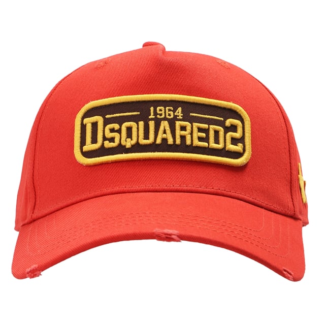 Gorra Roja Bordada DSQUARED2 1964. Gorro Rojo Bordado DSQUARED2 1964. 100% Algodón, Detalle De Estrellas En El Lateral. Gorra de béisbol Dsquared2. Código de estilo: BCM0518 05C00001 5096. Nacido en Canadá bordado en la parte trasera