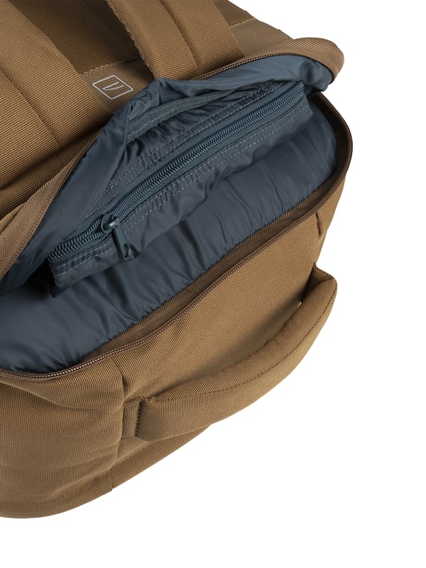 Mochila unisex. El cierre es con cremallera. Los bolsillos internos son uno abierto. Los bolsillos externos son dos delanteros con cremallera y uno trasero con cremallera. Falta la correa para el hombro. El mango es de tereftalato de polietileno reciclado. Hay un compartimento interno. El material exterior es tereftalato de polietileno reciclado. Internamente es tereftalato de polietileno reciclado. Medidas: 30x40x15 cm. Producto de moda
