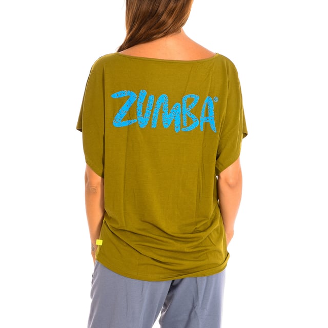 Camiseta Con Mangas Zumba. 
Color Verde oliva
Clásica y versátil con un calce fácil. 
Cuello en pico. 
Gráfico en el frontal y la espalda con motivos de la marca.
Tejido suave y de corte holgado.
Costuras vistas a tono.

Composición:  62% Poliéster, 33% Algodón, 5% Elastano.

-Utilizar lavadora a temperatura máxima 30º .
-No utilizar secadora.
-No puede utilizar Lejía.
-Utiliza plancha a temperatura máxima 110º.