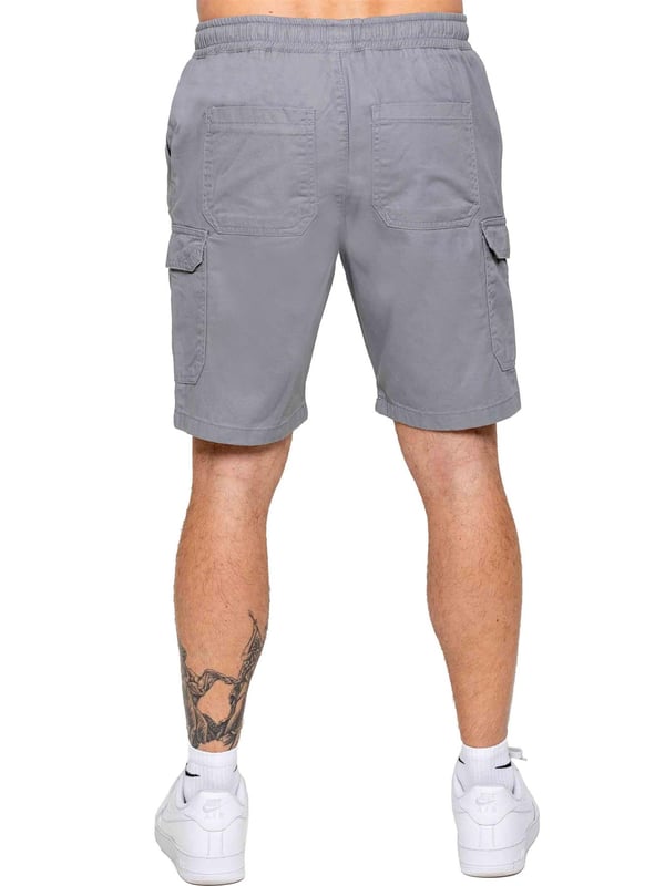 Kruze | 2er-Pack Herren Cargo-Shorts - BLK/LTGREY Rüsten Sie Ihre Freizeitgarderobe mit den Kruze Chino Cargo Shorts auf, die sowohl für Komfort als auch Funktionalität entwickelt wurden. Mit einer mittleren Leibhöhe und regulärer Passform bieten diese Shorts einen lässigen Look. Der elastische Bund mit verstellbarem Kordelzug sorgt für eine sichere und individuelle Passform. Ausgestattet mit zwei seitlichen Eingrifftaschen, zwei geräumigen Cargotaschen mit Klettverschluss und zwei Gesäßtaschen bieten diese Shorts viel Stauraum für Ihre Essentials. Hergestellt aus langlebigem, nicht dehnbarem Chino-Stoff, sind sie perfekt für den täglichen Gebrauch.