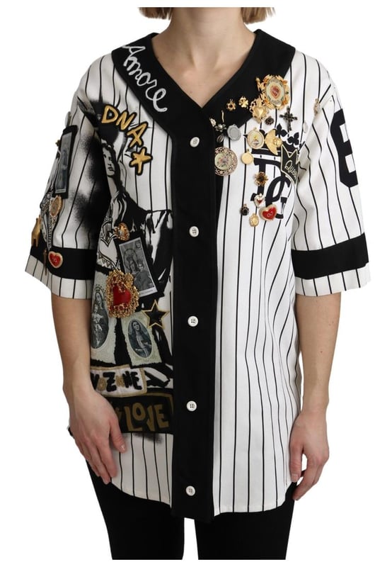 100% auténtico y completamente nuevo con etiquetas  
Hecho en Italia  
Cuello en V y mangas cortas  
Cierre completo con botones  
Diseño a rayas en blanco y negro  
Charms dorados con embellishments de cristal  
Motivos de Amore y Religion  
Detalles del logo  
Elaborado con 99% algodón y 1% elastano  
Material: 99% Algodón 1% Elastano