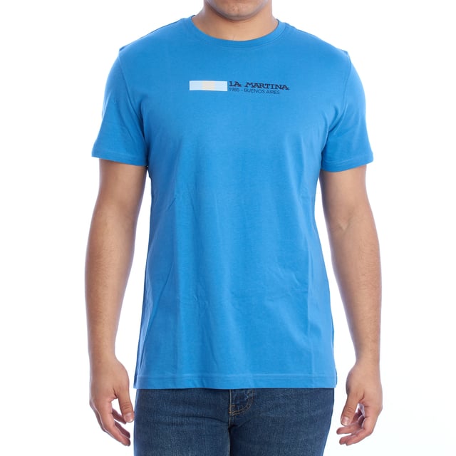 Camiseta de hombre manga corta de La Martina.

Una prenda que equilibra estilo y comodidad, la camiseta de La Martina destaca por su diseño minimalista y los detalles distintivos que reflejan el carácter de la marca. 

Detalles:

- Confeccionada en algodón suave y ligero, ideal para garantizar frescura y confort.
- Estampado en el pecho con el año y la ciudad que destacan los orígenes y la autenticidad de la marca.
- Logotipo bordado en la manga.
- Corte regular.
- Cuello redondo clásico y costuras reforzadas que aseguran durabilidad y resistencia.
- Perfecta para combinar con vaqueros o bermudas, ideal para looks casuales.

Esta camiseta de manga corta para hombre combina calidad excepcional y un diseño único. Ideal para ocasiones informales, aporta un estilo casual y moderno que resalta la esencia de La Martina.
 Composición: 100% Algodón
 Cuidados:
- Lavar máximo a 30°C en ciclo delicado.
- No usar lejía ni blanqueadores.
- Planchar a baja temperatura, preferiblemente del revés.
- No usar secadora.