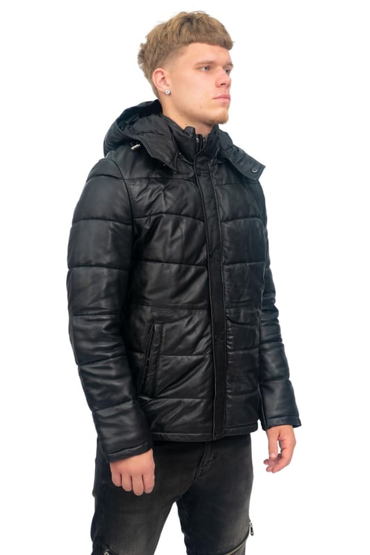 Experimente la calidez y el estilo con nuestra chaqueta acolchada con capucha de cuero negro. Confeccionada con el mejor cuero napa de cordero, esta chaqueta ofrece una sensación lujosa y flexible a la vez que proporciona un excelente aislamiento. Las cremalleras YKK garantizan una funcionalidad suave y durabilidad. Con dos bolsillos exteriores en la cintura y dos bolsillos interiores, tendrá un amplio espacio para mantener sus elementos esenciales seguros. La capucha desmontable agrega versatilidad, lo que le permite adaptarse a las condiciones climáticas cambiantes. Ya sea que esté paseando por la ciudad o explorando el aire libre, esta chaqueta combina comodidad y estilo a la perfección. • Confeccionada con el mejor cuero napa de cordero para una sensación lujosa • Cremalleras YKK para una funcionalidad suave y una durabilidad duradera • Dos bolsillos exteriores en la cintura y dos bolsillos interiores para un almacenamiento conveniente • Capucha desmontable para mayor versatilidad • Diseño acolchado para un excelente aislamiento y calidez.