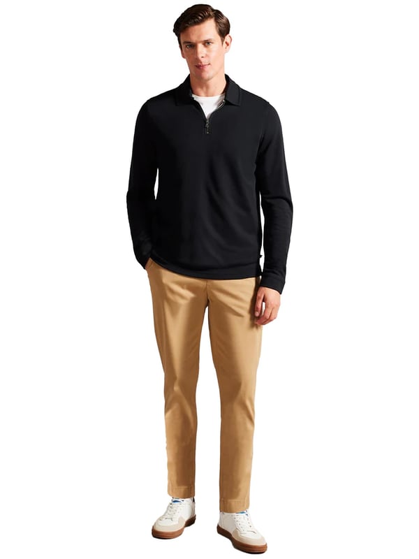 La camiseta polo de manga larga Karpol para hombre de Ted Baker, en color azul marino, ofrece un toque refinado a un básico de armario. Confeccionada en una suave mezcla de modal, esta polo brinda una comodidad excepcional y una sensación lujosa sobre la piel. Presenta un cuello clásico y una cremallera en la solapa, que añade un toque moderno a su diseño atemporal. Las mangas largas lo convierten en una prenda versátil, ideal tanto para looks casuales como para ocasiones más elegantes, proporcionando estilo y comodidad en cualquier situación.
