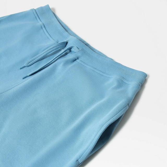INTENDED USE: Urban exploration
DETAILS: These laidback shorts are the summer essential every explorer needs in his weekend bag. Simple and comfy, they're made for days on the beach or relaxed moments in camp. This version has bold The North Face® logos on the front and back for an extra hit of style.
Style: 3S4F
Fabric: 100% Cotton
Inseam: R
FEATURES
Shorts with two open hand pockets
Ribbed waistband with drawcord adjustment
Large logos on the front and back