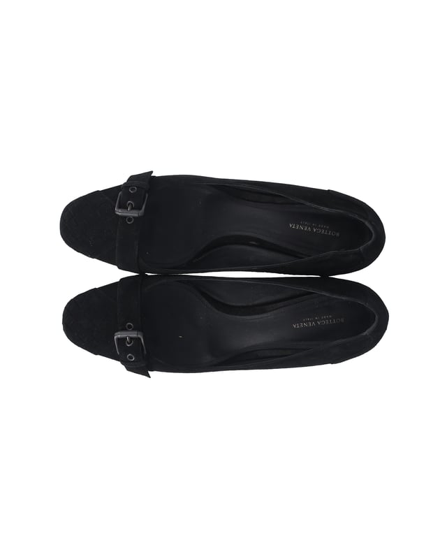 VINTAGE, RRP AS NEW
This pair of Bottega Veneta pumps is the perfect choice for a night out. They're crafted from black suede and feature a buckle-toed front, square toes, and block heels. Finished with intrecciato detail, these pair make an ideal addition to your shoe collection.
Bottega Veneta Buckle-Toe 45mm Pumps in Black Suede
Condition: good
Color: black
Material: Suede
Size: EU41
Sign of wear: wear on soles and suede
SKU: 268452