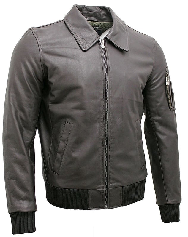 Invierta en esta chaqueta de cuero atemporal, confeccionada con cuero de vaca auténtico. Esta chaqueta bomber tiene un cuello camisero clásico, es corta y cuenta con 3 bolsillos externos con cremallera para mayor practicidad. Para brindar un ajuste más personalizado, la chaqueta cuenta con dobladillo y puños acanalados. Aporte un toque elegante a su guardarropa con esta chaqueta de cuero simple pero elegante y duradera.
