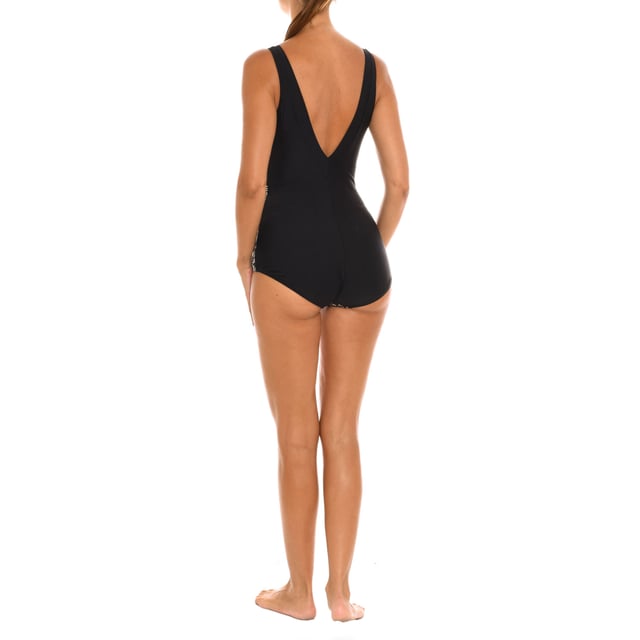Bañador escote en pico EB1556C mujer.

Presenta un escote de pico en la parte delantera, creando una silueta femenina y elegante.
Incluye copas para dar soporte y realce al busto.
Completamente forrado.
Los tirantes no son ajustables, siendo una pieza fija.
En la espalda, tiene un corte en pico, dejando una parte de la espalda al descubierto.

Este bañador de Teleno es una opción atractiva y versátil para lucir en la playa, piscina u otras actividades acuáticas.
Su diseño elegante y femenino lo convierte en una prenda adecuada tanto para un día de playa como para eventos o situaciones más formales.
 Composición: Exterior: 82% Poliamida, 18% Elastano.
Forro: 92% Poliéster, 8% Elastano.
Copa: 100% Poliéster
 Cuidados:
Lavar a máxima temperatura 30º.
No usar secadora.
No usar lejía.
No planchar.
No lavar en seco.