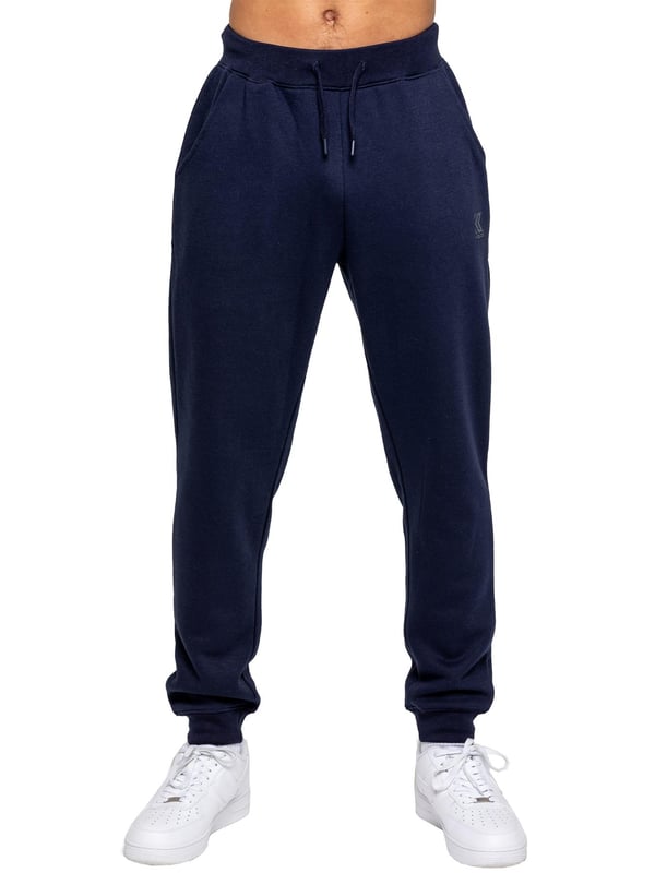 <div>Experimenta el máximo confort y estilo con los Joggers para Hombre de Ajuste Regular de Kruze, diseñados para mantenerte cómodo y con un aspecto impecable. Fabricados con forro polar cepillado en el interior, estos joggers ofrecen una suavidad y calidez excepcionales, lo que los convierte en una opción ideal para relajarte o salidas informales. Con una cintura acanalada y cordones ajustables, brindan un ajuste seguro y personalizado, mientras que los puños acanalados añaden un toque moderno y ajustado que se acomoda perfectamente sobre tus zapatillas. Los joggers incluyen dos prácticos bolsillos laterales, ideales para guardar tus esenciales, y un logotipo de Kruze estampado en goma en la pierna izquierda que aporta un toque de estilo característico.</div><div><br></div>