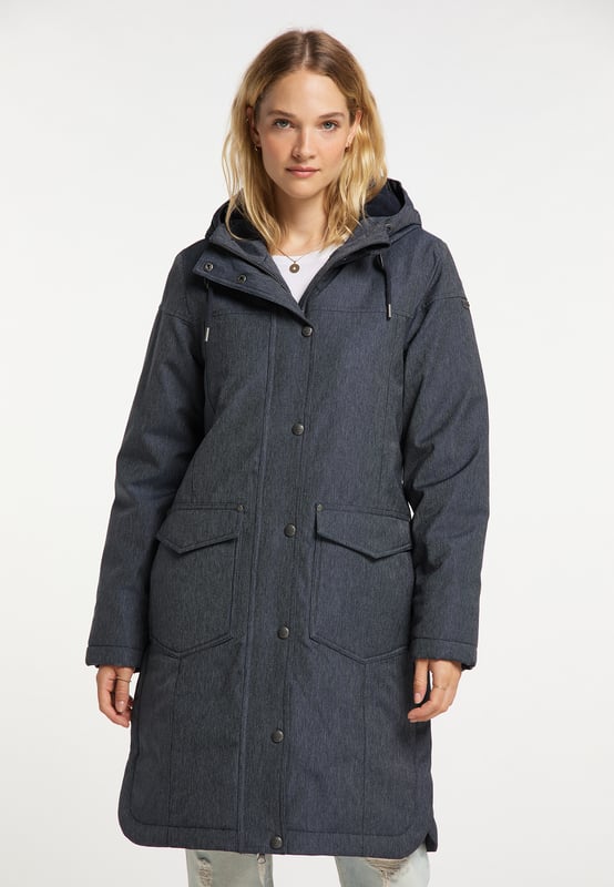 De winterjas van DreiMaster Vintage heeft een vernieuwende en casual denim look. De jas inspireert ons niet alleen vanwege zijn coole jeanslook, maar ook vanwege zijn robuuste weerbestendigheid, waardoor de jas dankzij een hoogwaardige coating wind- en waterafstotend is. Comfortabele warmte wordt geboden door vulling en een zachte fleece voering. Het denimdesign wordt visueel aangevuld door de capuchon, de siernaden en de twee opgestikte klepzakken met klinknagels, die ook als zijzakken fungeren. Een verwarmende fleecevoering aan de binnenkant van de zakken maakt ze behaaglijk en verwent koude handen. De jas wordt gesloten met een rits met kinbescherming en een doorlopende drukknoopsluiting. Twee zijsplitten, die met drukknopen kunnen worden gevarieerd, zorgen voor draagcomfort en beenruimte. Aan de binnenkant bevindt zich een binnenzak met drukknoop en praktische draagriemen waarmee u de jas nonchalant kunt dragen. Geweldige look, veel comfort plus talrijke logodetails, gegraveerd op knopen en klinknagels.  Winter parka