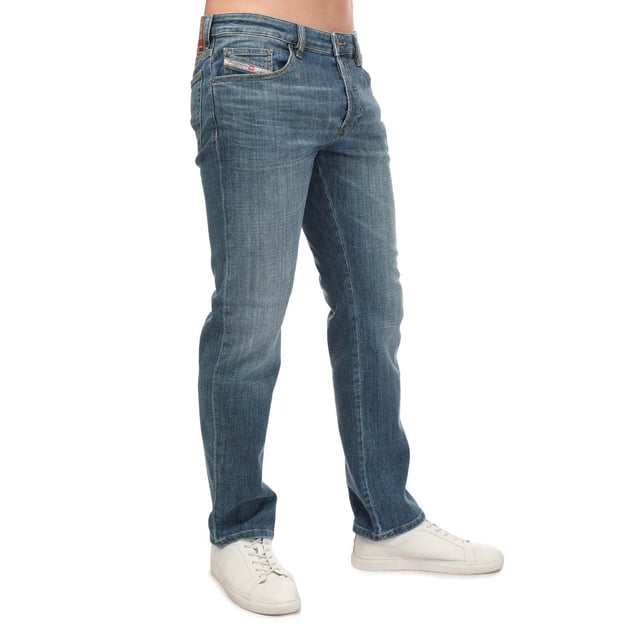 Herr Diesel D-Mhtry Straight Jeans i denim. - Klassisk 5-fickors design. - Knappstängning. - Bälteshällor. - Läderpatch med varumärke på bakre midjan. - Silverfärgade nitar med kontrasterande sömnad. - Diesel-varumärke på baksidan. - Medelhög midja. - Regular fit. - 98% bomull 2% elastan. - Ref: A003900IHAT01