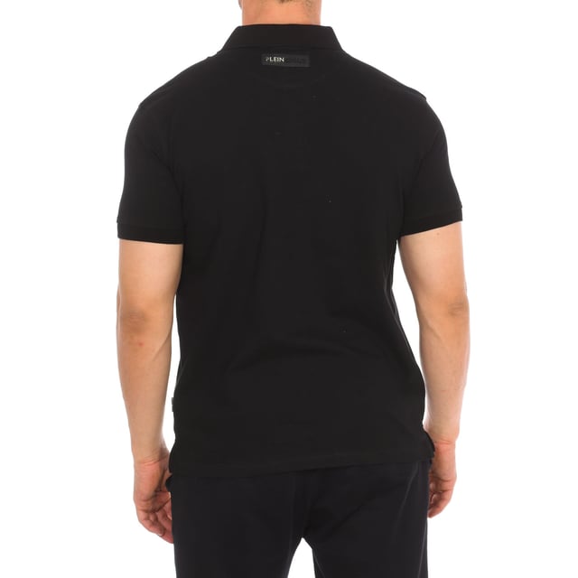 Kurzarm-Polo Plein Sport.
 Reverskragen.
 Halbhoher Knopfverschluss.
 Kurze Ärmel mit geripptem Abschluss.
 Markenaufdruck auf der Vorderseite.
 Markenemblem auf der Rückseite.
 Nähte in Ton gehalten.
 Zusammensetzung: 95% Baumwolle, 5% Elastan
 Pflege:
Bei maximaler Temperatur von 30º waschen.
 Bei niedriger Temperatur bügeln.
 Keinen Trockner verwenden.
 Kein Bleichmittel verwenden.
 Nicht chemisch reinigen.