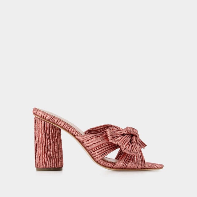 ¿Mules de terciopelo, rematados con un lazo XL en la parte delantera? ¡Verdaderos zapatos de princesa! Póntelos con unos vaqueros acampanados o un vestido largo.