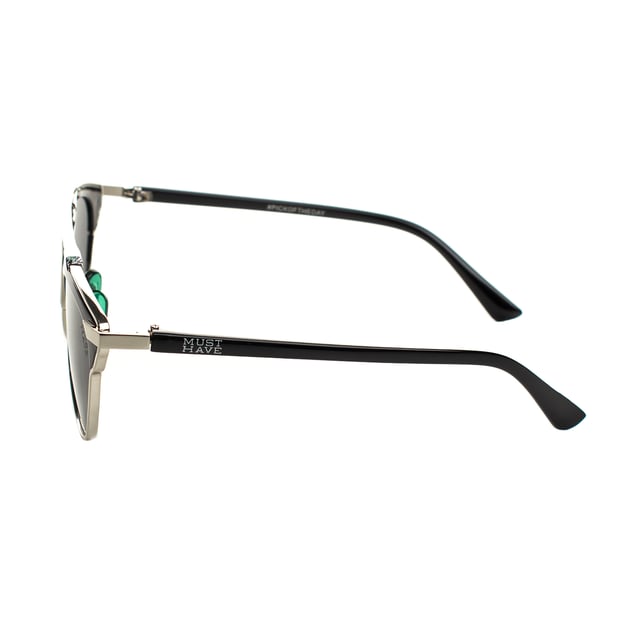 Gafas de sol Must Have unisex con diseño ovalado y montura de metal y policarbonato, combinando durabilidad y ligereza. 

Equipadas con lentes polarizados de protección UV 400, bloquean el 100% de los rayos UVA y UVB, proporcionando una visión clara y reduciendo el deslumbramiento en ambientes luminosos. 

La forma ovalada añade un toque elegante y atemporal, ideal para complementar cualquier estilo. 

Incluyen el logotipo de Must Have grabado en las patillas y en uno de los lentes, aportando un detalle distintivo. 

Incluyen un paño de limpieza suave para mantener los lentes impecables y un estuche protector para guardarlas de forma segura.

Perfectas para complementar cualquier look, estas gafas son ideales para quienes buscan protección y estilo en una sola pieza.
 Medidas: Alto lente: 54 mm, Ancho lente: 48 mm, Puente: 12 mm, Patillas: 130 mm
 Composición: Metal, Policarbonato
 Cuidados:
- Lavar solo con agua o, si fuese necesario, un jabón suave.
- Secar con el paño suave para evitar rayaduras.
- Evitar el contacto con superficies rigurosas o líquidos abrasivos.