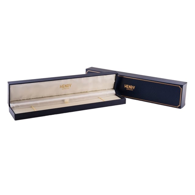 Sind Sie auf der Suche nach zeitlosem Stil und Prestige? Krönen Sie Ihre Eleganz mit den bekanntesten Uhrenmarken!
Weltbekannte Uhrenmarken, die als Symbole für Qualität und Eleganz gelten, sprechen mit klassischen und modernen Designs jeden Stil an. Ob Sie sie im Alltag oder bei besonderen Anlässen tragen, entdecken Sie Uhren, die in jedem Moment einen Unterschied machen. Wenn Sie ein Uhrenliebhaber sind, sollten Sie sich diese Gelegenheit nicht entgehen lassen! Die außergewöhnlichsten Modelle berühmter Marken, die die Zeit prägen, warten auf Sie. Schauen Sie sich jetzt unsere Kollektion an und wählen Sie das Modell, das zu Ihrem Stil passt!