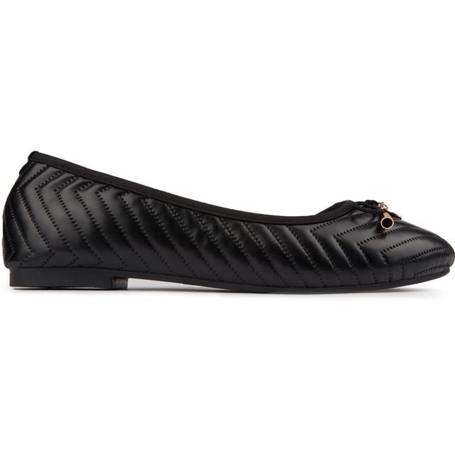Deze prachtige Stevi ballerina van Solesister is een veelzijdige platte pump, die je de hele dag en tot in de avond kunt dragen en complimenteert je smart tot casual looks. Dit tijdloze kledingstuk is gemaakt van een gewatteerd bovenwerk in leerlook met een zachte voering, een comfortabel voetbed en een flexibele, slanke buitenzool voor een vleugje elegantie. Een gemakkelijk te dragen klassiek model met een zachte binding aan de bovenlijn. Een delicate strik voegt details toe aan het balletontwerp.