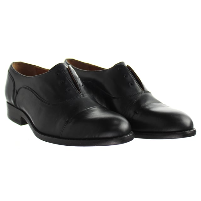 A quintessential women’s Oxford shoe with impeccable attention to detail. The Austen is a wardrobe must-have. An elegant leather outsole and beautiful, full-grain leather that can be worn with or without laces to make a major statement.
Premium hand finished, full grain leathers
Cow lined for breathability and a luxurious feel
Leather protected Poron® layer insole for maximum wearability
Leather outsole with injected TPU for shock absorption and slip-resistance
Lace-up access
1" heel