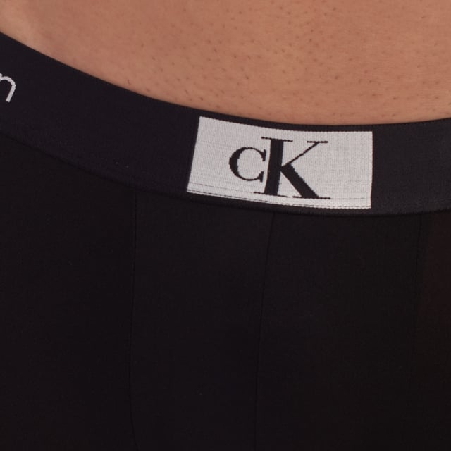 Estos calzoncillos Low Rise Trunks de Calvin Klein están confeccionados en microfibra suave y elástica, lo que garantiza un ajuste cómodo y transpirable. 

Su diseño de tiro bajo se ajusta perfectamente a la cintura, brindando soporte sin sacrificar comodidad. 

La parte frontal cuenta con un diseño anatómico que proporciona mayor soporte y confort, adaptándose perfectamente a la forma del cuerpo.

La banda elástica presenta el icónico logotipo de Calvin Klein en los laterales y un detalle central con el emblema "cK", que añade un toque moderno y distintivo. 

El pack incluye 3 unidades, lo que proporciona una excelente opción para renovar tu colección de ropa interior con un estilo sofisticado y minimalista.
 Composición: 88% Poliéster reciclado, 12% Elastano
 Cuidados:
- Lavar a máquina en agua fría y detergente líquido.
- Planchar a temperatura baja.
- No usar secadora.
- No lavar en seco.