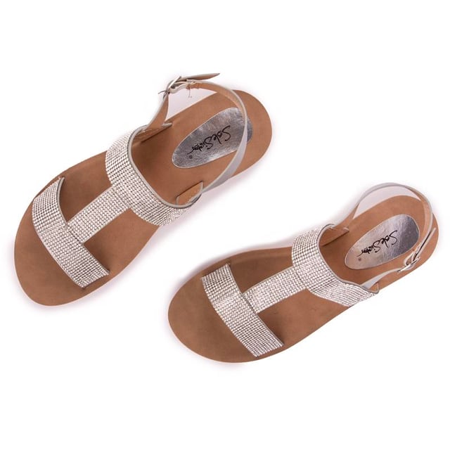 Termina tu look de verano con estos relucientes. Cómodas sandalias planas Solesister Pippa para mujer con tiras superiores con adornos brillantes y una correa ajustable en el talón. Estos zapatos planos fáciles de usar tienen un aspecto deslumbrante y son flexibles. Suela ligeramente acuñada.