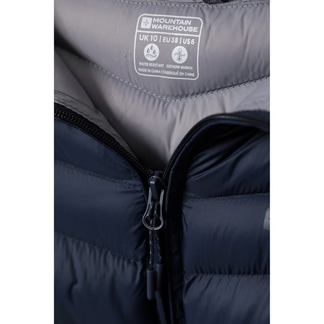 Äußere Materialien: 100% Nylon. Futter Material: 100% Nylon. Füllung Material: 100% Polyester. Füllung: Mikrofaser. Design: Logo. Gewebe-Technologie: DWR-Ausrüstung, Wärmerückhalt, leicht, thermisch getestet -30c, wasserabweisend. Ausschnitt: Kapuze. Ärmel-Typ: Langärmelig. Gepolstert. Kapuzen-Merkmale: Angewachsene Kapuze, Knebelverstellung. Länge: Lang. Verschluss: Durchgehender Reißverschluss.