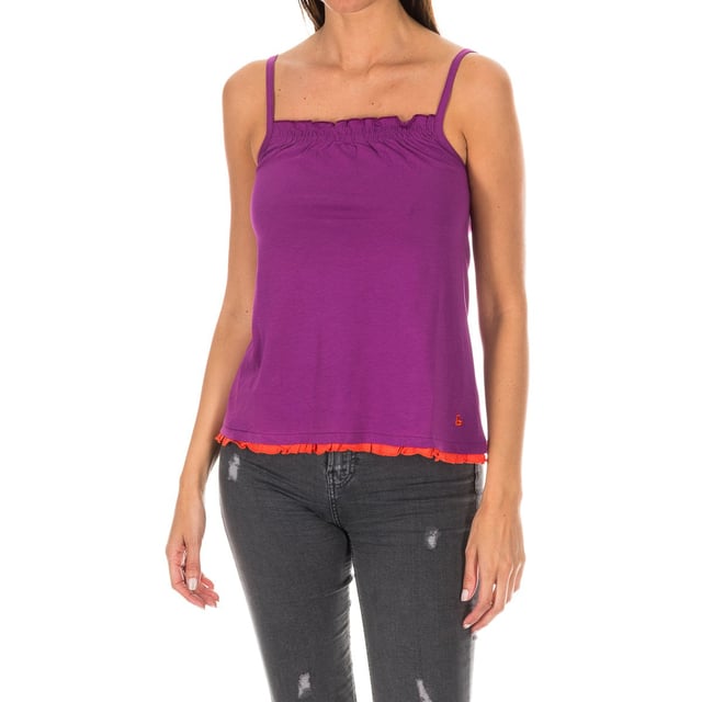 Top de tirantes finos Armand Basi
Color Morado.
Contorno superior elástico, con acabado de volante a tono.
Tejido transpirable y elástico.
Bordado de la firma, en el lateral inferior.
Volante inferior a contraste.
Costuras vistas a tono.

Composición:  100% Algodón.

Instrucciones de lavado:
- Lavar máximo a 40ºC.
- Planchar a media temperatura, máx. 110ºC.
- Permite usar secadora.
- No usar lejía.
- No admite el  lavado en seco.
