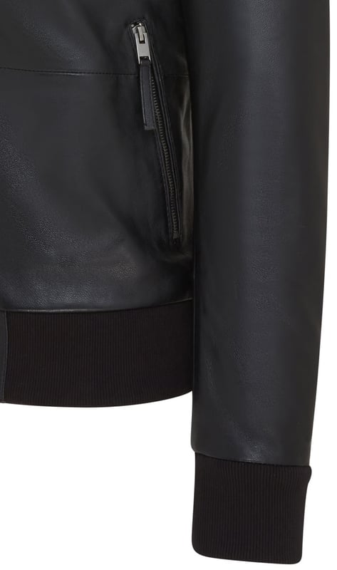 Esta chaqueta bomber para hombre, confeccionada en piel de napa de cordero de primera calidad, combina el encanto vintage con un diseño moderno. Tiene cuello alto con cierre de botón, cremallera en la parte delantera y dos bolsillos externos con cremallera y dos bolsillos internos para mayor comodidad. Los puños y el dobladillo acanalados garantizan un ajuste cómodo y ceñido, lo que la hace perfecta para salidas informales o eventos semiformales. Ya sea que busques un estilo universitario retro o una estética elegante de motociclista, esta chaqueta ofrece un atractivo atemporal y una artesanía duradera. Una prenda esencial del guardarropa para los entusiastas del cuero que aprecian el estilo, la funcionalidad y la calidad. Piel de cordero napa de primera calidad para una sensación suave y lujosa Chaqueta bomber de inspiración vintage con una estética retro universitaria y de motociclista Cuello alto con cierre de botón para mayor estilo Dos bolsillos externos funcionales con cremallera con dos bolsillos interiores Puños y dobladillo acanalados para un ajuste ceñido y personalizado Cierre frontal elegante con cremallera para un uso sin esfuerzo Diseño versátil adecuado para salidas informales y eventos semiformales Duradero y elegante para un uso duradero Una combinación perfecta de encanto retro y moda moderna