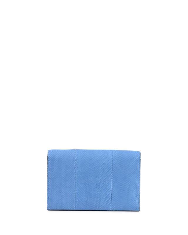 Hecho en Italia  
100% Pitón  
La correa de cadena dorada se puede llevar como bolso de hombro o en diagonal cruzado  
Mide 23x14.5x4.5 cm  
Tamaño perfecto para guardar todos tus esenciales  
Diseño sofisticado y elegante  
PITÓN  