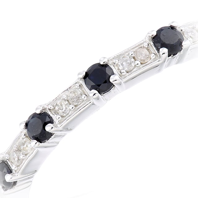 9K (375) witgoud: 1,5 gram; # Diamant: 0,05 ct; # Saffier: 0,23 ct