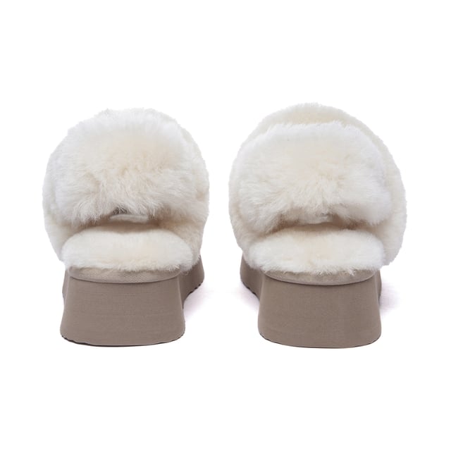 No pases de moda este invierno con estas zapatillas imprescindibles Fantail. Con suela en plataforma y una discreta banda elástica para una comodidad y un ajuste óptimos, incluyen también, una correa de hebilla mullida adicional, que ofrece opciones de estilo versátiles. Elegantes y acogedoras, son perfectas para mantener tus pies calentitos.